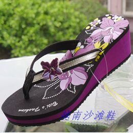 正品越南鞋厚底坡跟女沙滩人字拖鞋涉水防滑时尚花朵高跟女拖鞋