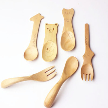 天然木质儿童小饭勺宝宝喂饭勺实木绿色餐具雕刻可爱小动物木勺子